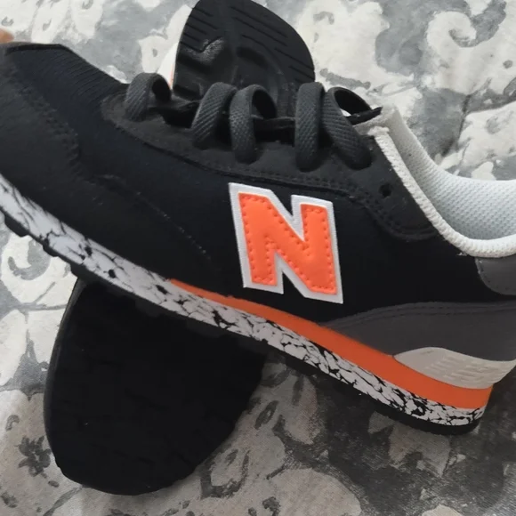 New Balance Black and White Sneakers Classic Design - Picture 5 of 7